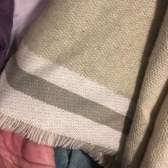 Beautiful Faux Fur Cape for Fall / Winter Glam 💙🥰 - Picture 6 of 6